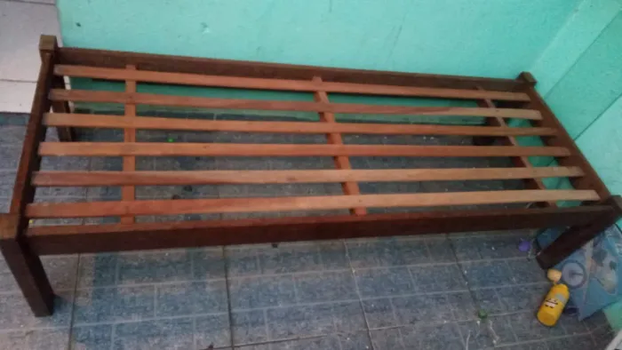 Vendo cama solteiro infantil de madeira maciça resistente ótima pra roça