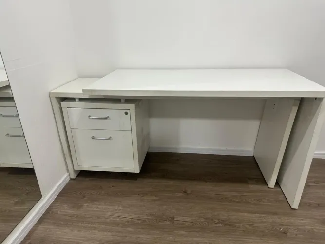 Mesa branca com gavetas 