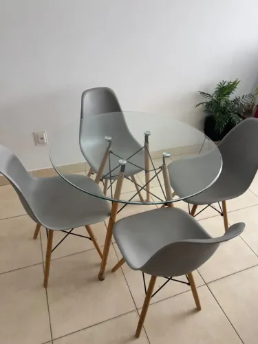 Mesa redonda tampo de vidro 80cm e 4 cadeiras Paris