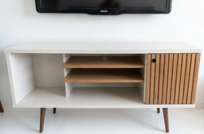 Rack Retrô para TV com Pés Palito e Porta Ripada