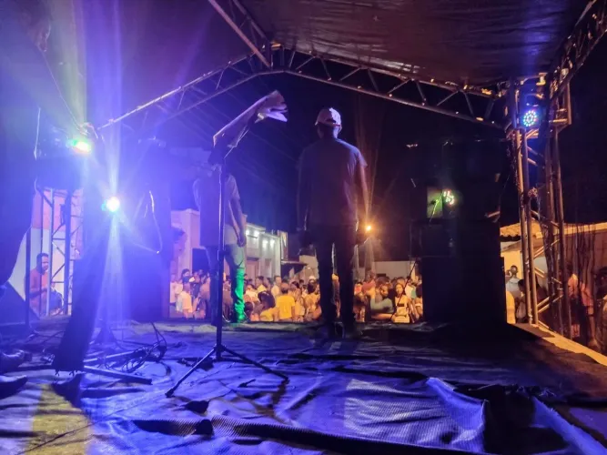Estrutura de palco em treliça pra eventos de médio porte medindo 5x5
