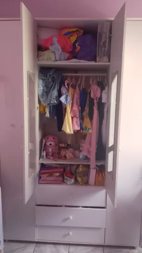 Vendo esse guarda roupa de 4 portas.