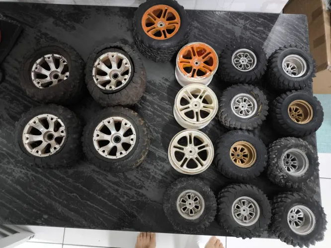 Várias rodas de automodelos sucata 
