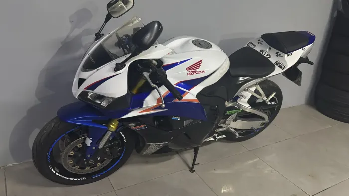 Troco em Carro Mesmo Financiado - Cbr 600rr 2011 Tricolor - Moto de Piloto
