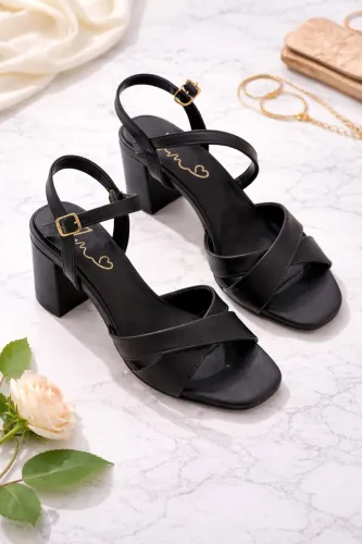 Sandalia de saltinho preto
