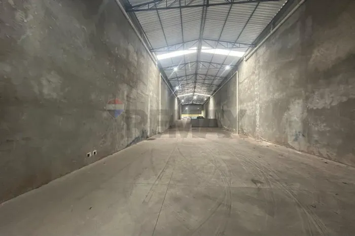 Oportunidade na Vila Bocaina: Galpão de 650m² com Duas Entradas e Pé-Direito de até 8m