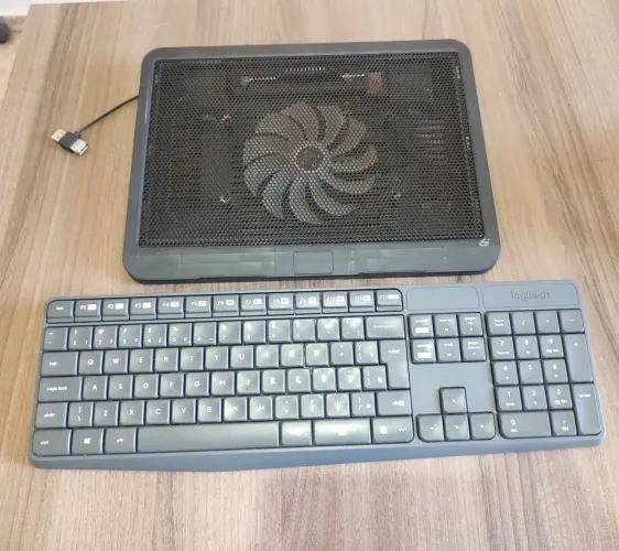 Teclado Logitech Sem Fio e Suporte de Notebook 