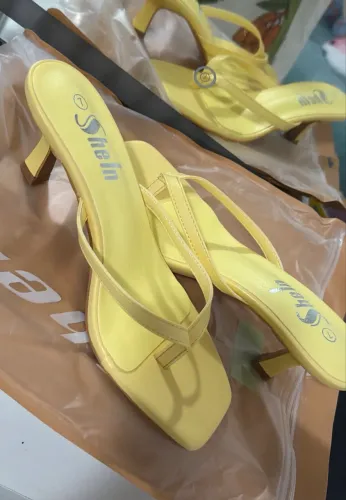 Sandália amarelo pastel TAM 36