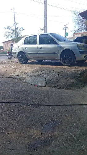 Carro renol Clio sedan ano 2006