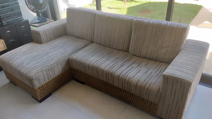 Sofá retrátil com chaise e encosto reclinável