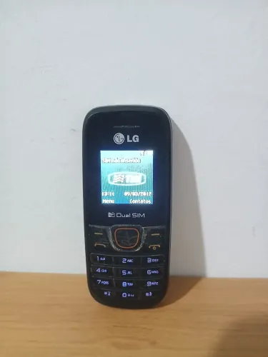 Celular LG antigo.