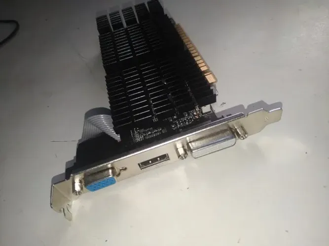Placa de video GeForce GT 710 1GB DDR3 64Bits