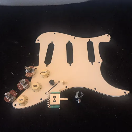 Escudo e peças de Guitarra 
