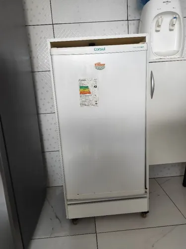 Mini freezer 66 litros acompanha o móvel, bem conservado mais informações ligar *