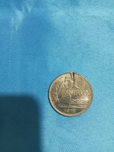 Moeda antiga de 50 centavos de 1977. Com pequena avaria.