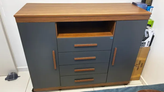 Cômoda Semi Nova com 4 Gavetas e 2 Portas Com Rodinhas