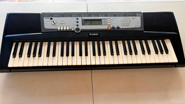 Teclado YAMAHA E213