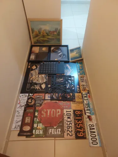 Quadros e placas, todos por R$ 50,00
