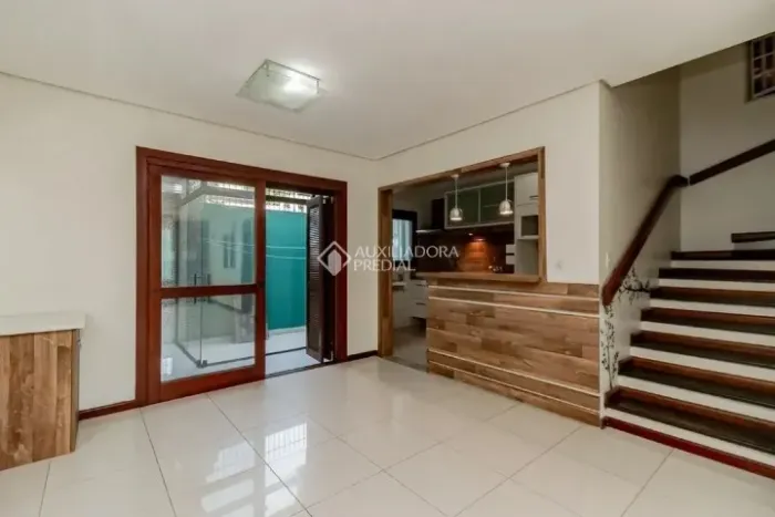 Excelente casa em condomínio para alugar com 3 dorm., 2 vagas, 135mts² Bairro Ipanema