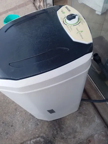 Vende tanquinho de 10 Quilos Fosiona tudo ok Valor 330. Reais ok.