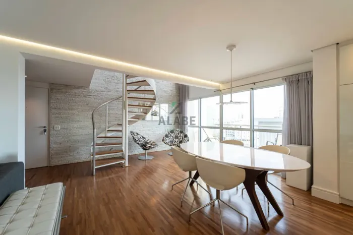 Duplex para venda em Vila Nova Conceição com 1 quarto, sendo 1 suíte, 104m²