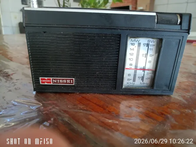 Vendo rádio ANTIGO NISSEI. BC. SW FUNCIONANDO PEGA CHIANDO TEM QUE REVISAR