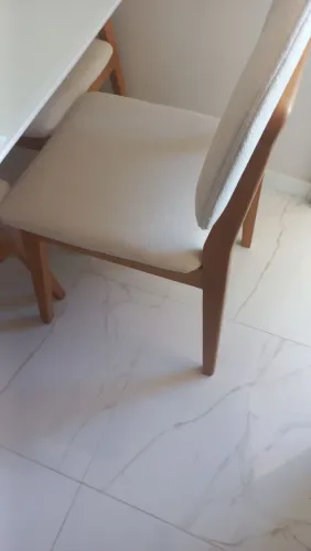 Vendo duas cadeiras de madeira maciça