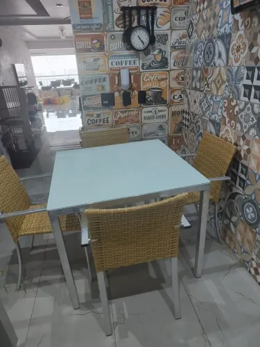 Mesa de vidro leitoso branco estrutura alumínio reforçada c/ 4 cadeiras alumínio lindi