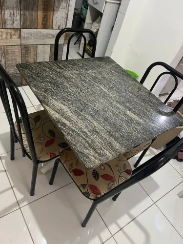 Mesa de cozinha com 4 cadeiras