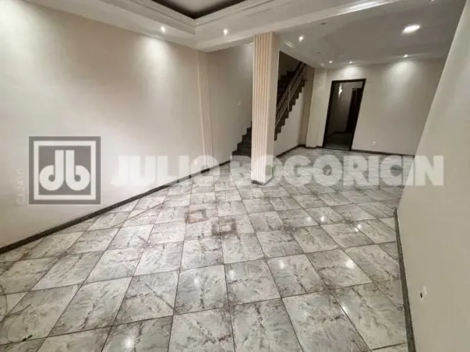 Casa de rua triplex - 4 quartos (2 suítes) - Piscina e churrasqueira - vaga