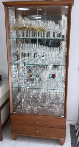 Vendo cristaleira de madeira com vidro 
