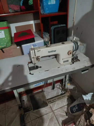 Máquina de Costura Reta Industrial Brother com Bancada