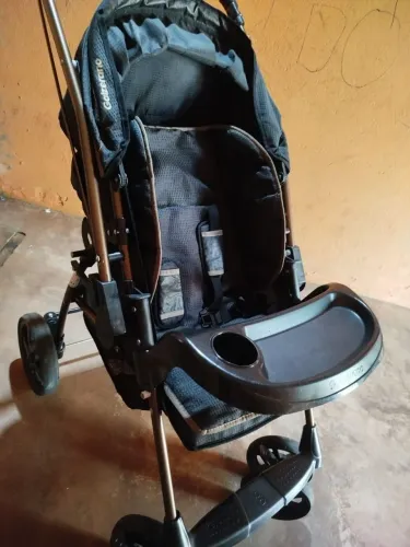 Um carro de bebê 