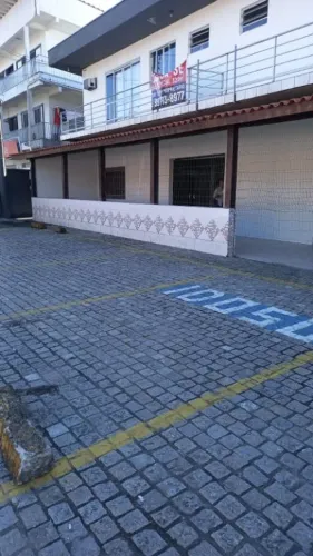 Sala Comercial para Locação na Rua Iririú