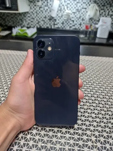 iPhone preto apenas ao lado da câmera está trincado peças praticamente todas originais