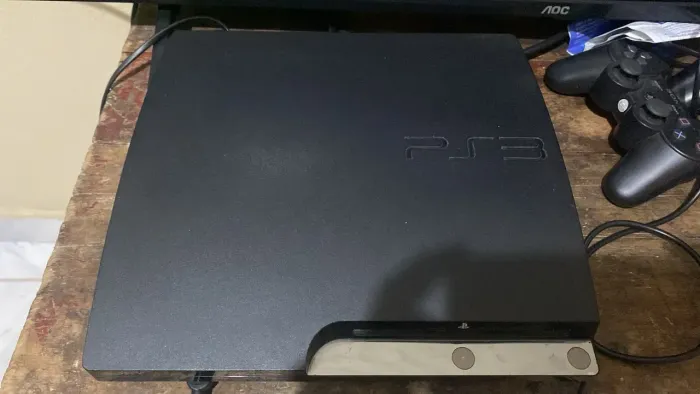 Ps3, com controles e jogos na memória