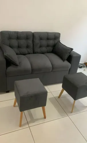 Kit sofá 3 lugares 2 pufes retrô 2 almofadinhas