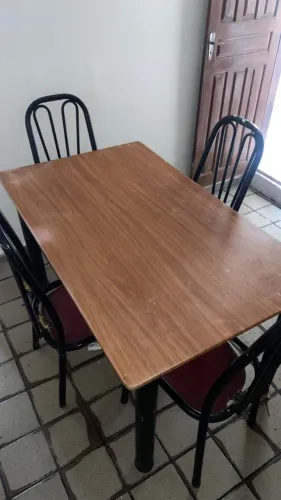 Mesa de Jantar com 4 Cadeiras - Tampo de Mármore Envelopado - R$ 400