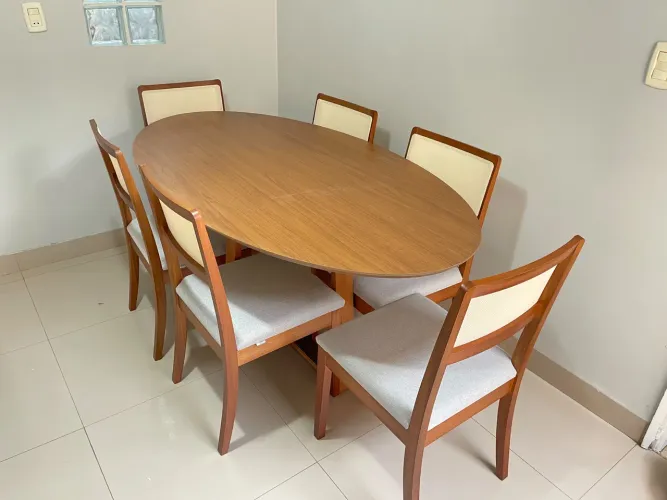 Mesa nova com cadeiras de madeira
