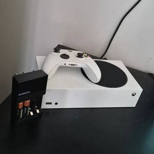 Xbox Series S 512GB branco com controle original e pilhas recarregáveis