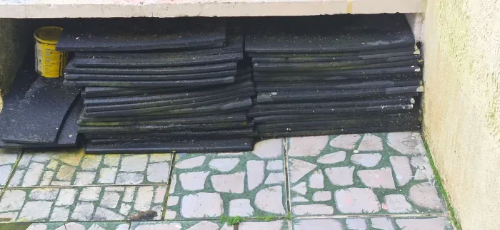 PISO DE BORRACHA DE PNEU NO PRECINHO ?