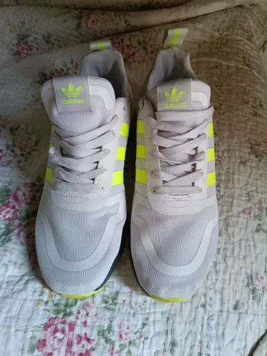 Tênis Adidas tem 42