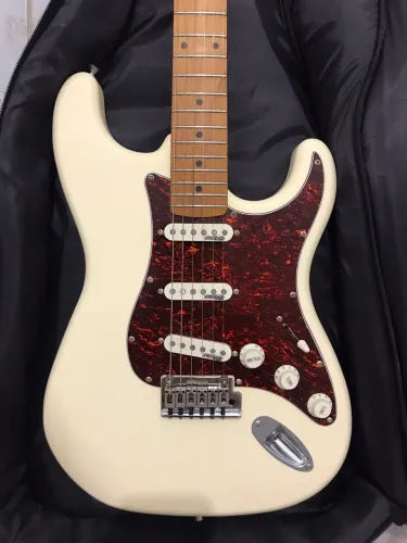 Guitarra Stratocaster Benson