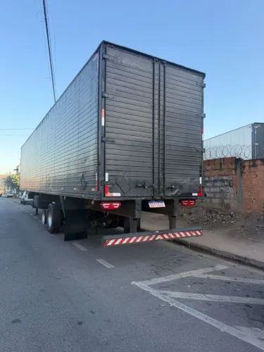 Carreta bau 28 pallets