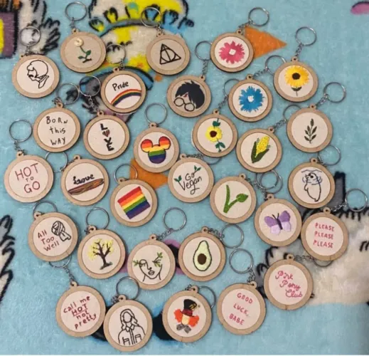 Promoção! 2 chaveiros em bastidor bordados a mão