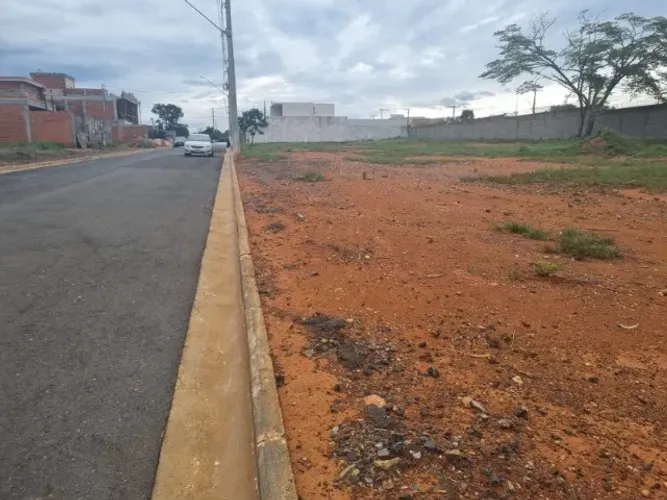 Lote plano em montes no condomínio Pampulha de 360m²