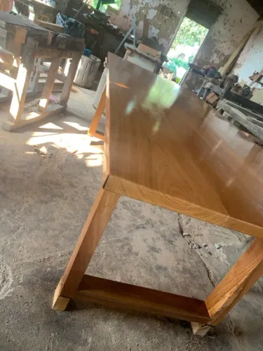 Mesa tosa em madeira ?