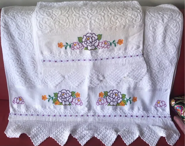 Conjunto de toalhas bordadas