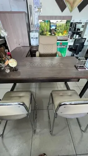 Mesa em L pé industrial com passa fio