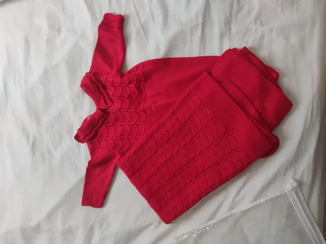 Conjunto de Roupa de Bebê em Tricot Vermelho